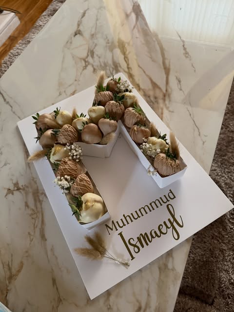Bespoke strawberry arrangement by Luxeberriess