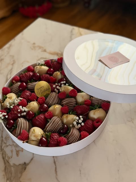 A Luxeberriess edible gift arrangement