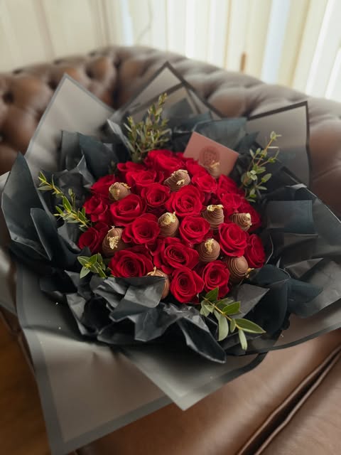Luxeberriess strawberry arrangement